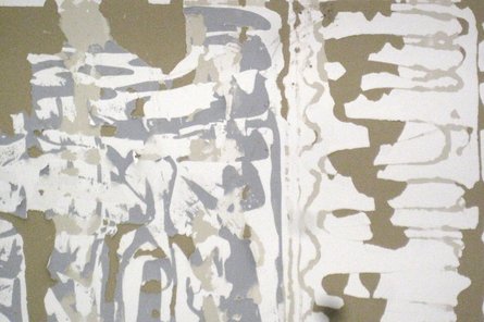 abstrakte Malerei mit beige und grauen Flecken auf weißem Untergrund