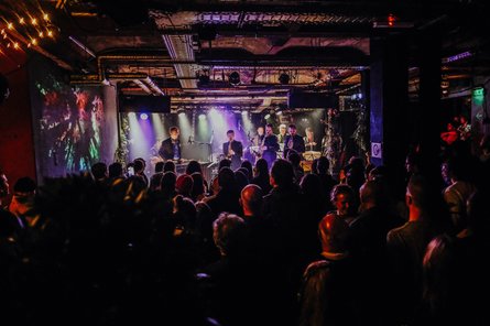 2026-01-30 Hamburg Art Ensemble plays Deep Purple Blick aus dem Zuschauerraum auf eine Bühne, wo die Künstler:innen performen