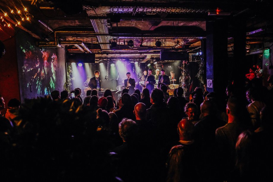 2026-01-30 Hamburg Art Ensemble plays Deep Purple Blick aus dem Zuschauerraum auf eine Bühne, wo die Künstler:innen performen