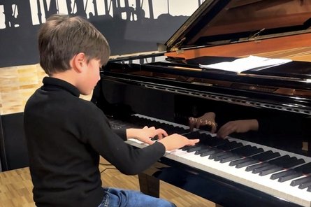 2026-03-30 Konzert der Jüngsten ein Kind spielt auf einem Flügel