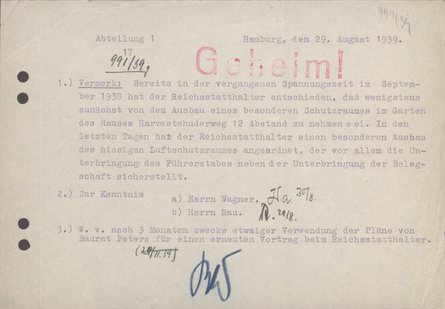 Planungsvermerk zum Bau des Bunkers von 1939 maschinenbeschriebener Zettel mit verschiedenen Unterschriften