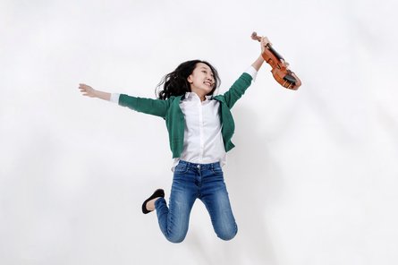 2025-06-02 Soyoung Park Foto von einer springenden Frau mit Violine in der Hand