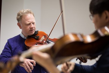 Unterricht.Faust3 Teacher and pupils during viola lessons