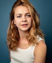 Portrait photo of Jasmin Gloor Portrait of a woman with a white top