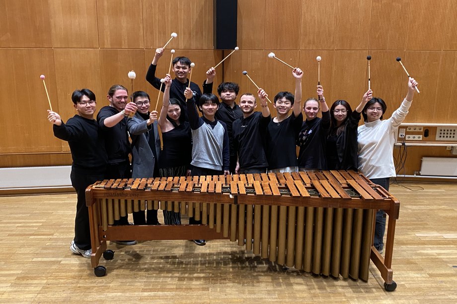 Schlagzeugklasse hinter Marimba stehend