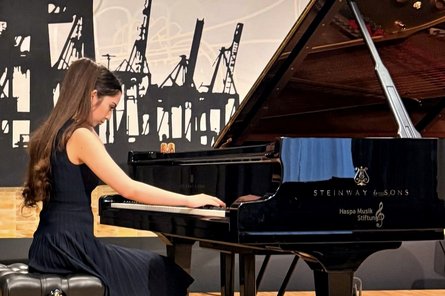 2026-04-02 Jugend musiziert Mädchen mit elegantem Kleid an einem Flügel