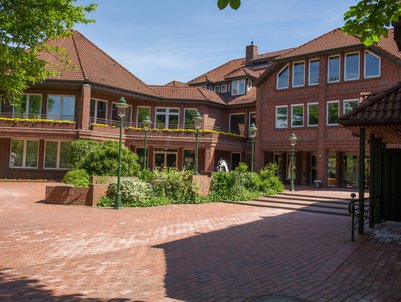 Backstein-Rathaus-Ensemble und kleiner Rathausplatz