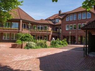 Backstein-Rathaus-Ensemble und kleiner Rathausplatz