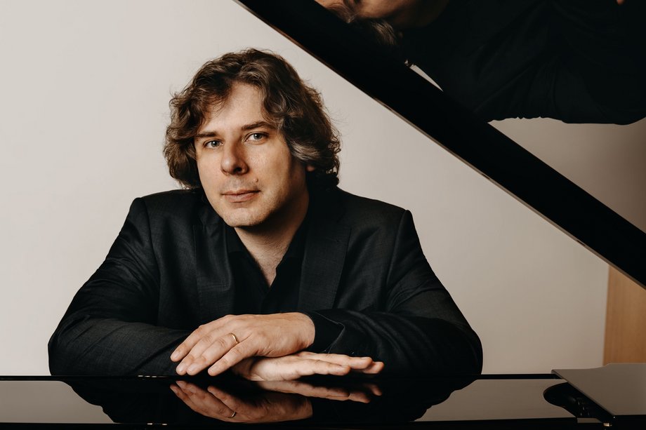 Marek Szlezer am Flügel, Porträt