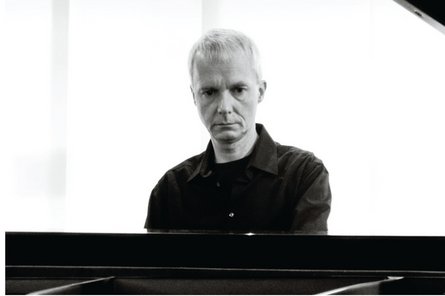 Porträt des Künstlers am Flügel