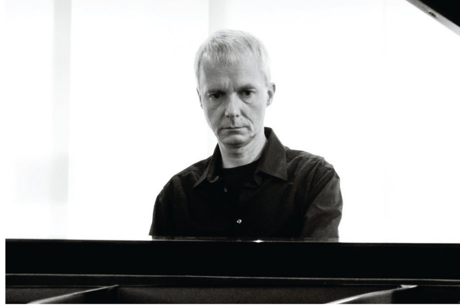 Porträt des Künstlers am Flügel