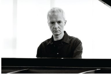 Porträt des Künstlers am Flügel