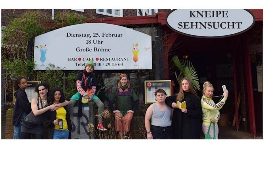 Kneipe Sehnsucht 8 Menschen posieren vor einer Eckkneipe