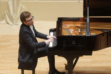 Edvin Svaikovski on the grand piano