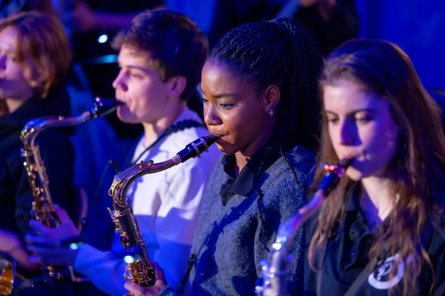 LJJO Workshopband & Stephanie Lottermoser: The Art Of Bigband Playing drei Jugendliche, die Saxophon spielen
