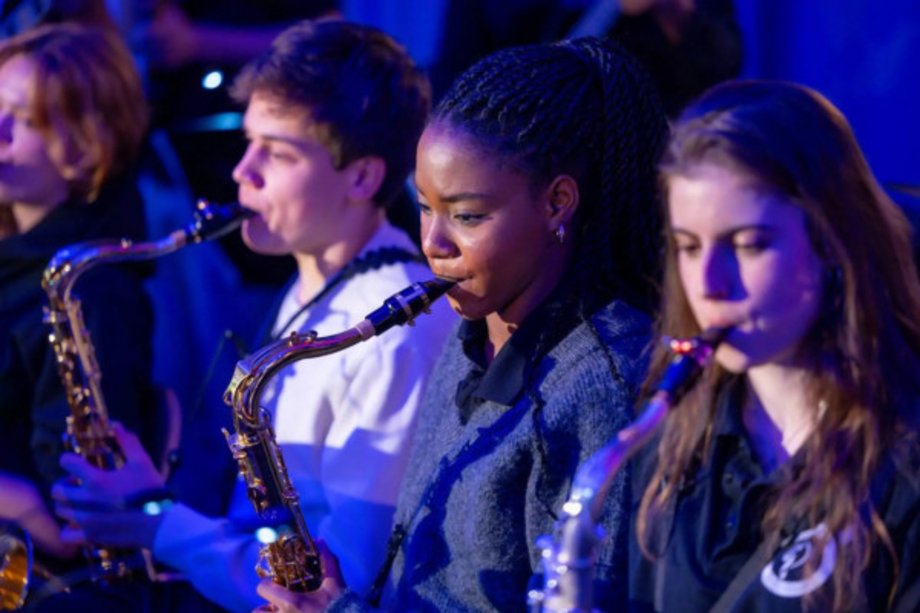 LJJO Workshopband & Stephanie Lottermoser: The Art Of Bigband Playing drei Jugendliche, die Saxophon spielen