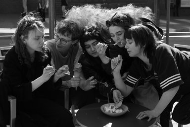 Bachelorabschlüsse Regie Schauspiel 2026 Gruppenfoto auf dem Hamburger Dom