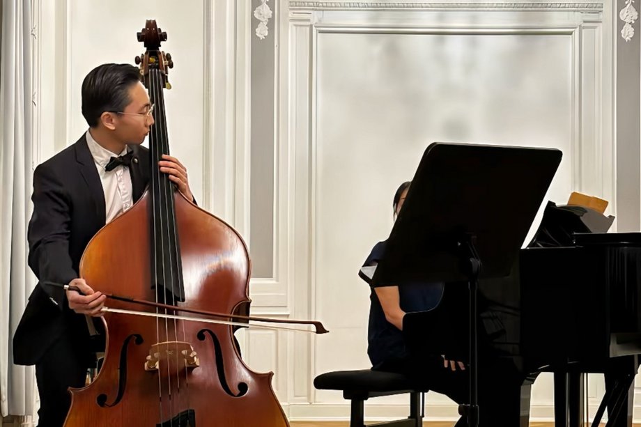 Jiajun Liu Musiker auf der Bühne, spielt Kontrabass plus Klavierbegleitung