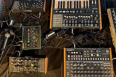 Aufnahme von oben von einem Mischpult, Mikro und Keyboards