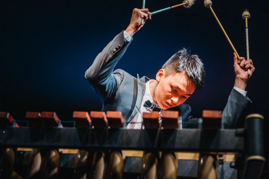 Yixu Wang spielt Schlagzeug