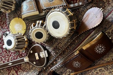 indian instruments traditionelle indische Streich- und Schlag-Instrumente auf einem bunten Teppich