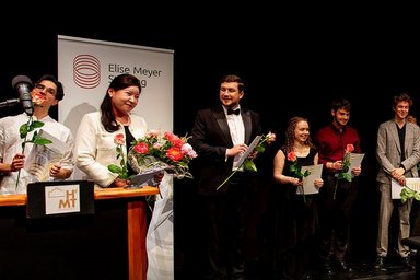 Foto von den Elise Meyer Preisträger:innen auf der Bühne