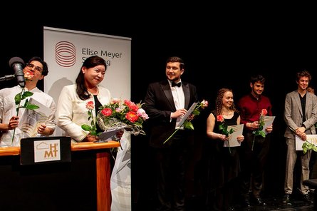 Foto von den Elise Meyer Preisträger:innen auf der Bühne