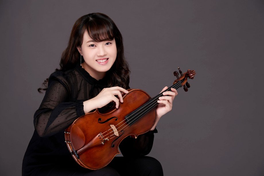 2025-06-27 Chien-Ying Pan Portrait mit Viola in der Hand
