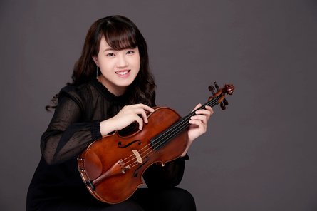 Portrait mit Viola in der Hand