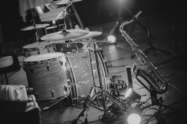 Jazz.concert Photo in black and white of a drum kit and a saxophone