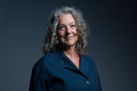 Susanne van Els Foto einer lächelnden Frau mit langen, lockigen Haaren