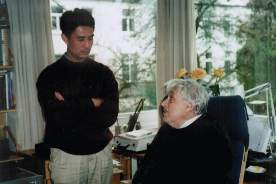 Die Komponisten Xiaoyong Chen und György Ligeti sind im Gespräch vertieft