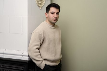 2026-06-27 Andrea Scalmana Andrea Scalmana vor einer Säule