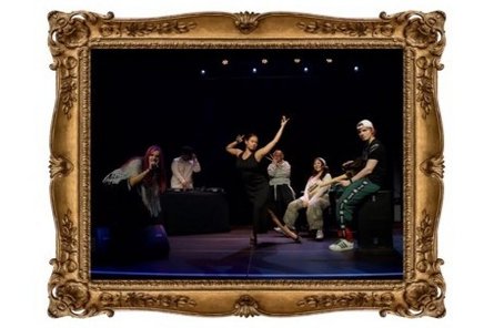 HipHop Performance mit goldenem Rahmen
