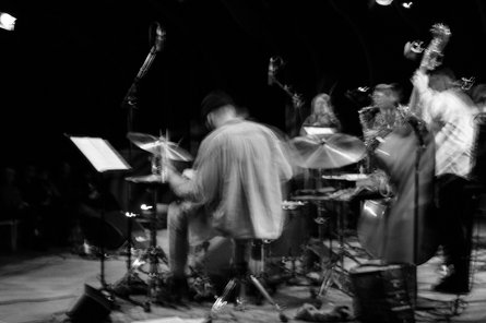 2025-06-13 Julian Eingang & AiR Astrid Wiesinger verschwommenes schwarz/weiß Foto von einer Band von hinten