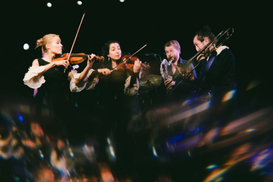 Stegreif Ensemble – echo:chamber Four people playing string instruments on stage