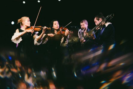 Stegreif Ensemble – echo:chamber vier Personen mit Streichinstrumenten auf der Bühne