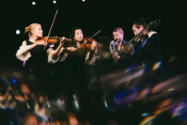 Stegreif Ensemble – echo:chamber vier Personen mit Streichinstrumenten auf der Bühne
