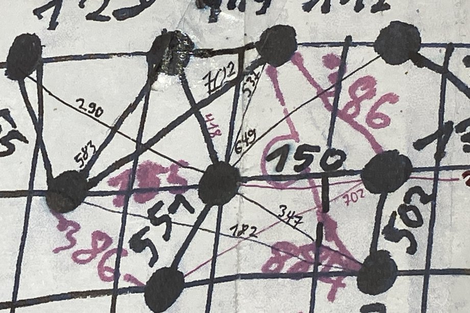2026-04-12 Assemblage Zeichnung ais Punkten und Strichen, versehen mit Zahlen in schwarz und lila