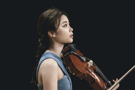 Yun-Yu Lee Musikerin im Profil mit Viola in der Hand