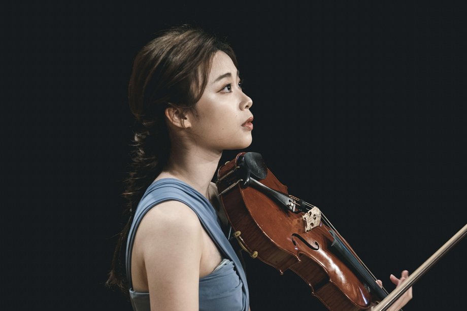 Yun-Yu Lee Musikerin im Profil mit Viola in der Hand