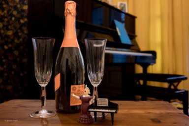 Sekt-Flasche mit zwei Gläsern