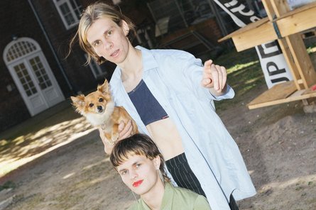 Regieabschluss 2025_Die verlorene Ehre Mann und Frau mit kleinem Hund