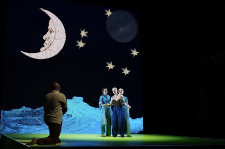 Zauberfflöte 1 Bühnenbild mit Mond, Sternen und 4 Darsteller:innen