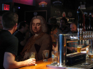 Händel sitzt an einer Pub-Bar