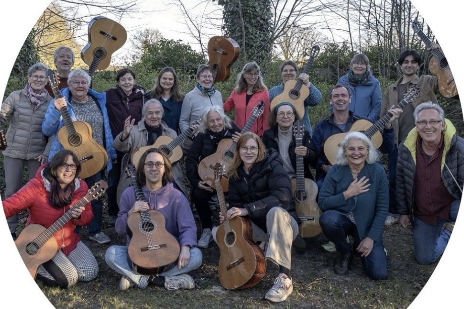 Niendorf Guitar Ensemble Group photo of the Niendorf Guitar Ensemble, with everyone holding a guitar