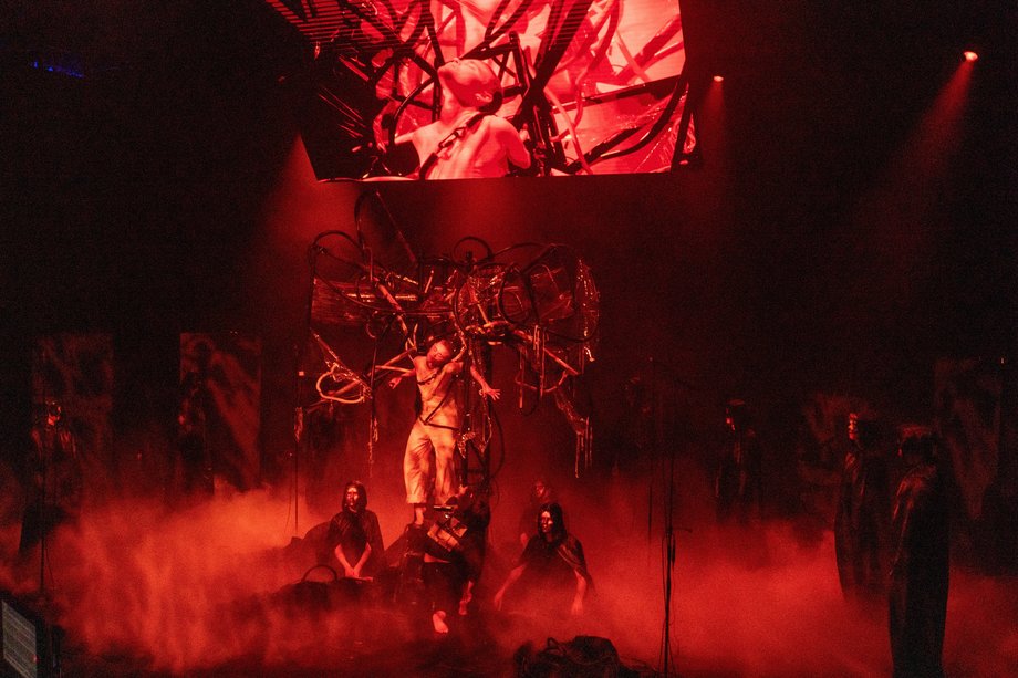 mystisches Opferszenario in rotem Nebel