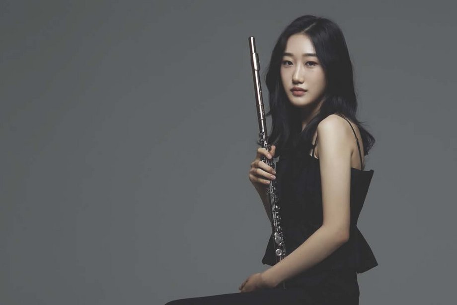 Jina Seo Portrait Jina Seo mit Querflöte