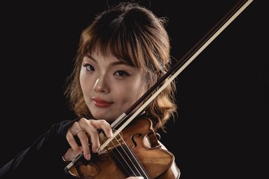 2026-01-28 Ziling Guo Porträt der Künstlerin mit Violine