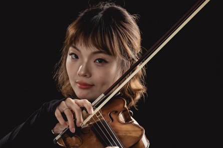 2026-01-28 Ziling Guo Porträt der Künstlerin mit Violine